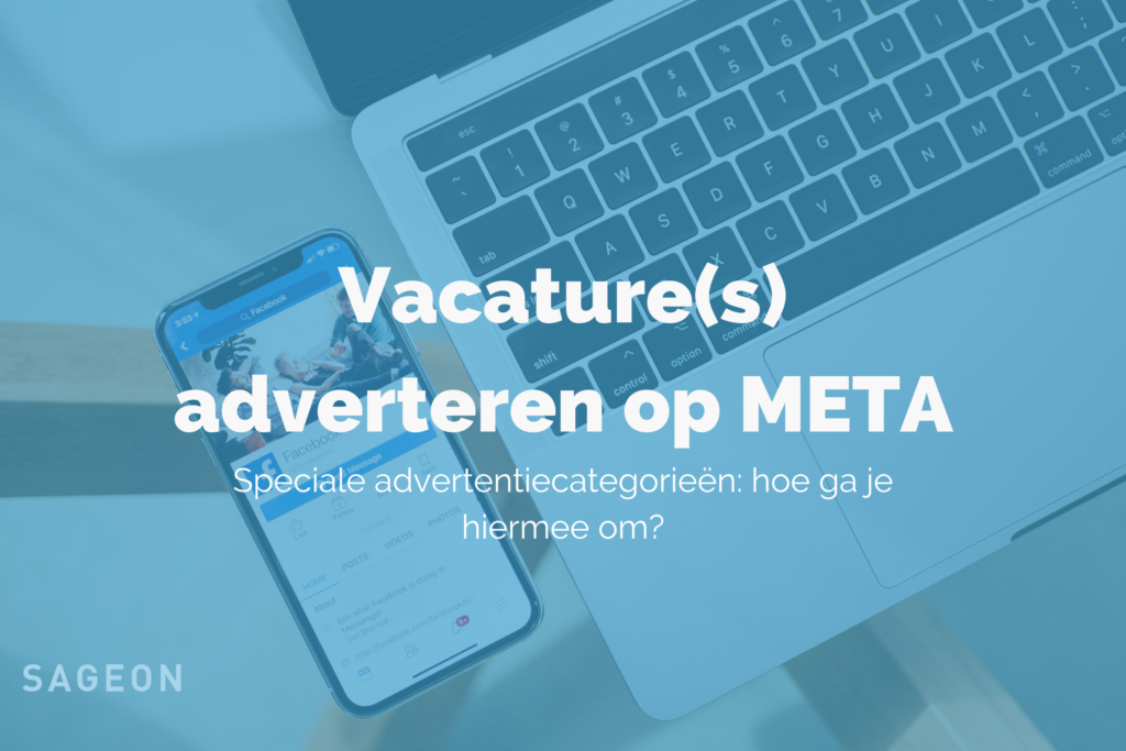 Een Macbook en smartphone op een houten standaard, over vacature ads op Meta.